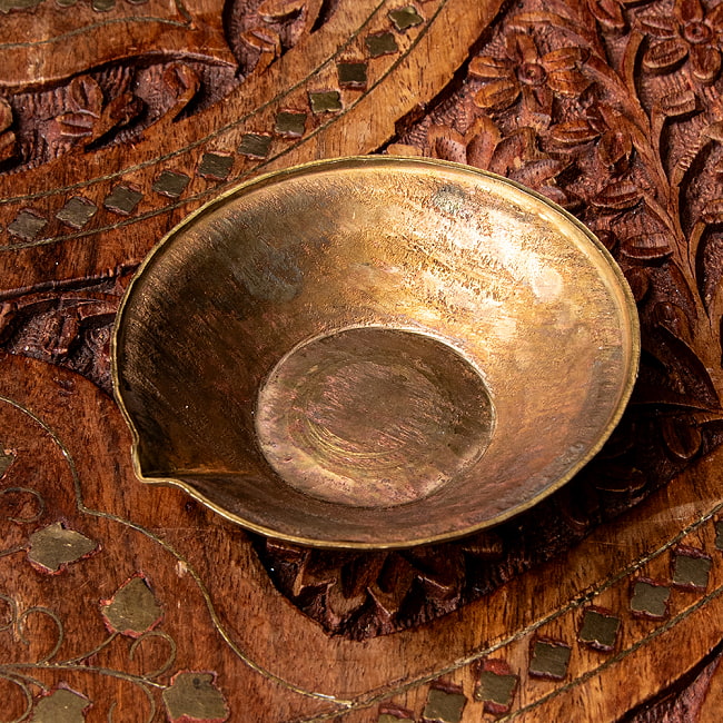ディヤ Diya - ネパールのブラス製オイルランプ 直径6.5cmの写真1枚目です。重厚な趣のある、ネパールの礼拝用品です。礼拝用品,小皿,小物入れ,真鍮,オイルランプ