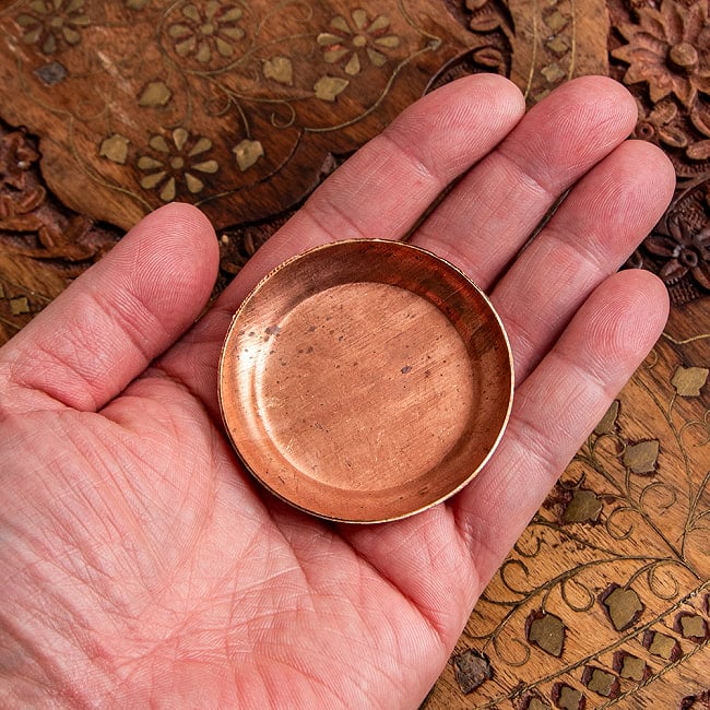 ディヤ Diya - ネパールの銅製 オイルランプ/小皿 直径5.5cm 5 - これくらいのサイズ感になります。ちいさくてカワイイ！