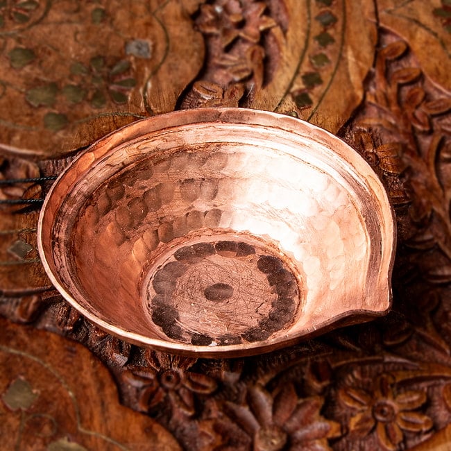 ディヤ Diya - ネパールの銅製 オイルランプ/小皿 直径7.5cm 2 - 槌目模様が美しいですね。