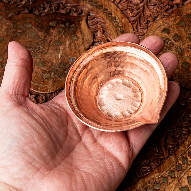 ディヤ Diya - ネパールの銅製 オイルランプ/小皿 直径7.5cm 6 - 手に取るとこれくらいのサイズ感です。