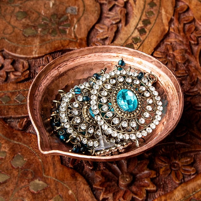 ディヤ Diya - ネパールの銅製 オイルランプ/小皿 直径7.5cm 7 - 小物入れとしての使用例です。