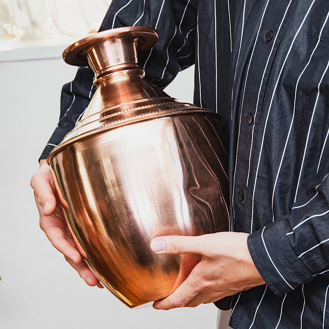 銅製ガルチャ - Ghalcha ネパール独特の水瓶 ミディアムサイズ 高さ：33.5ｃｍ程度 2 - これくらいのサイズ感になります。使いやすいミディアムサイズ。