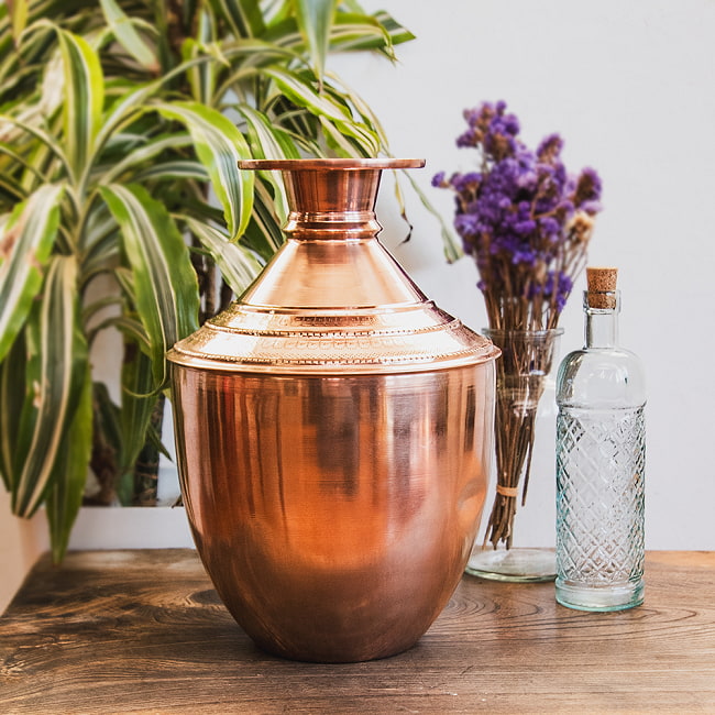 銅製ガルチャ - Ghalcha ネパール独特の水瓶 ミディアムサイズ 高さ：33.5ｃｍ程度の写真1枚目です。ネパールの伝統的な水甕、ガルチャです。ガーグリ、ガーグロとも呼ばれます。水差し,水瓶,水甕,花瓶,vase