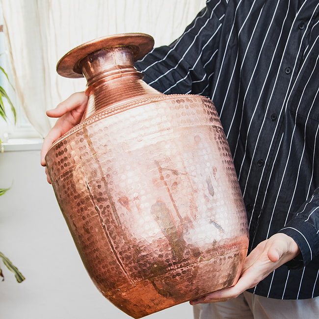 銅製ガルチャ - Ghalcha ネパール独特の水瓶 ラージサイズ 高さ42cm程度 2 - コロンとした形状が愛らしいですね。とても立派な大サイズ。