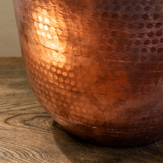 銅製ガルチャ - Ghalcha ネパール独特の水瓶 ラージサイズ 高さ42cm程度 9 - 槌目仕上げがとてもクラシック。
