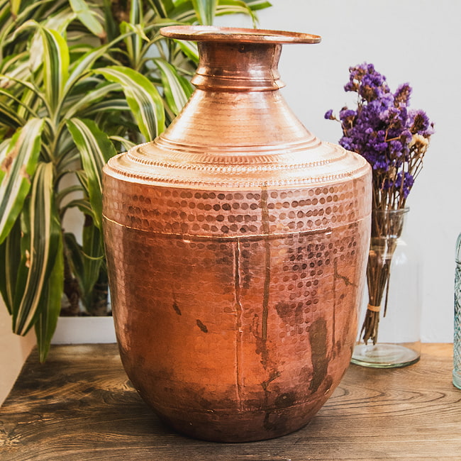銅製ガルチャ - Ghalcha ネパール独特の水瓶 ラージサイズ 高さ42cm程度の写真1枚目です。ネパールの伝統的な水甕、ガルチャです。ガーグリ、ガーグロとも呼ばれます。水差し,水瓶,水甕,花瓶,vase