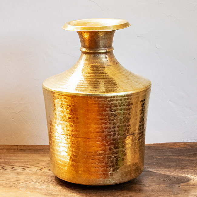 ブラス製ガルチャ - Ghalcha ネパール独特の水瓶 ラージサイズ 高さ41.5cm程度 3 - 単体で見てみました。りんとした雰囲気があります。