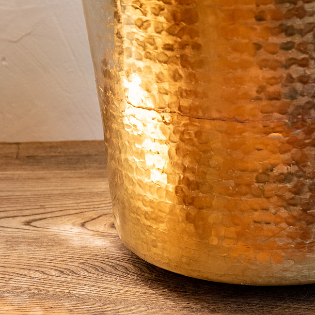 ブラス製ガルチャ - Ghalcha ネパール独特の水瓶 ラージサイズ 高さ41.5cm程度 8 - 昔ながらの製法で、継ぎ目があります。水漏れしてしまう場合は溶かした蝋で内側をシールして仕様します。
