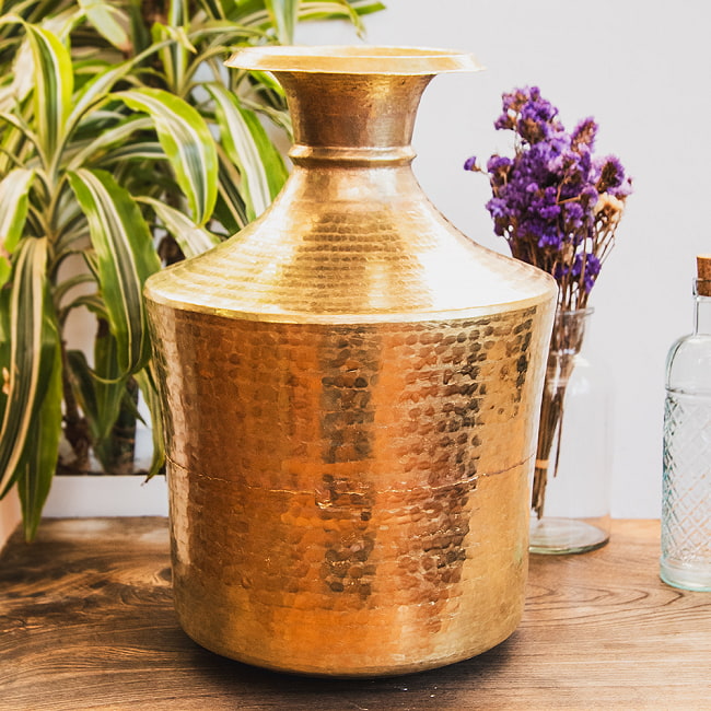 ブラス製ガルチャ - Ghalcha ネパール独特の水瓶 ラージサイズ 高さ41.5cm程度の写真1枚目です。ネパールの伝統的な水甕、ガルチャです。ガーグリ、ガーグロとも呼ばれます。水差し,水瓶,水甕,花瓶,vase
