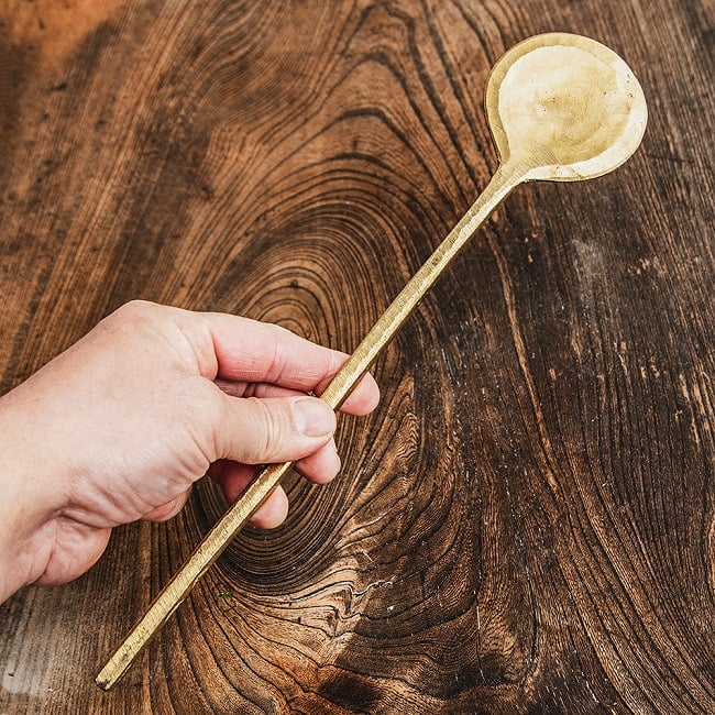 槌目仕上げ ネパールのブラス スパチュラ クラシックで重厚な味わいが魅力的 29.5cmの写真1枚目です。重厚な趣のある、ネパールのブラスのスパチュラです。現地ではしゃもじとして使われています。ダルバート,お玉,カトラリー,カレー,タルカリ