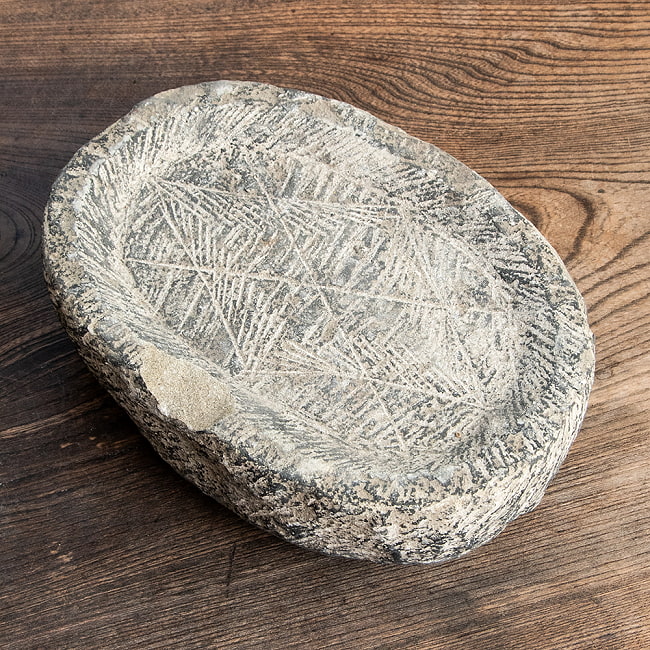 【1点物】［カケアリ］石のマサラ潰し プリミティブなネパール製 23.5cmｘ17cm 5.7kg 厚み7.5cm程度 2 - とてもプリミティブ。