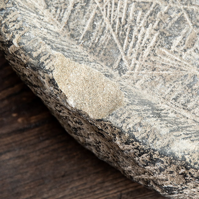 【1点物】［カケアリ］石のマサラ潰し プリミティブなネパール製 23.5cmｘ17cm 5.7kg 厚み7.5cm程度 3 - このような欠けがあります。