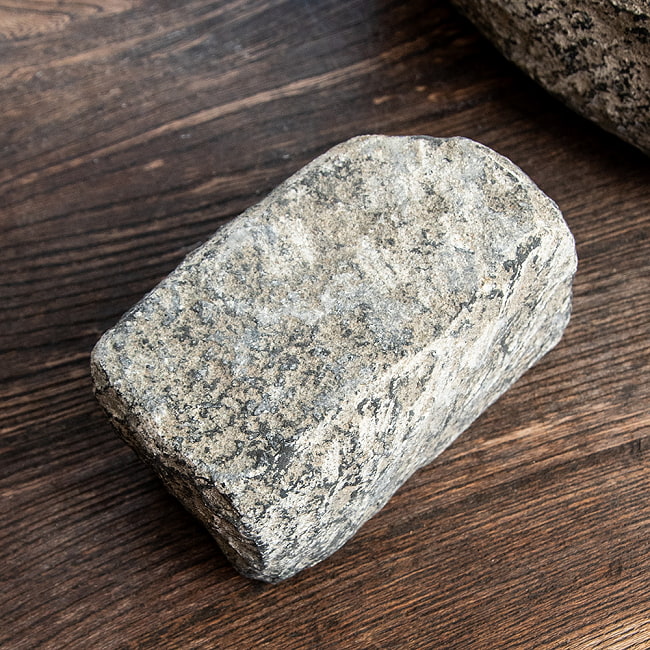 【1点物】［カケアリ］石のマサラ潰し プリミティブなネパール製 23.5cmｘ17cm 5.7kg 厚み7.5cm程度 6 - こちらの石と台でスパイスを潰します。
