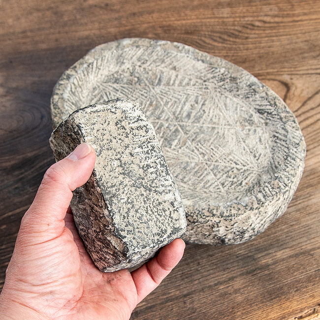 【1点物】［カケアリ］石のマサラ潰し プリミティブなネパール製 23.5cmｘ17cm 5.7kg 厚み7.5cm程度 7 - これくらいのサイズ感になります。