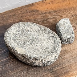 【1点物】［カケアリ］石のマサラ潰し プリミティブなネパール製 23.5cmｘ17cm 5.7kg 厚み7.5cm程度の商品写真