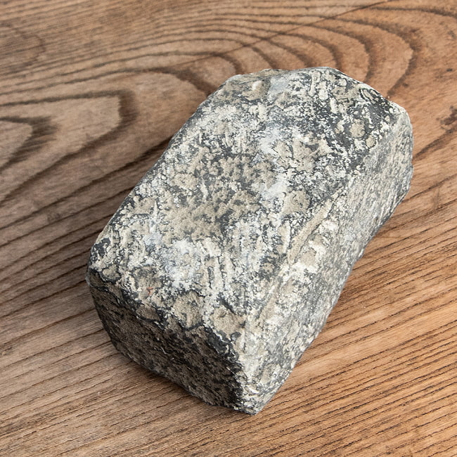 【1点物】石のマサラ潰し プリミティブなネパール製 24.5cmｘ18cm 7.7kg 厚み9cm程度 5 - こちらでスパイスを叩きます。