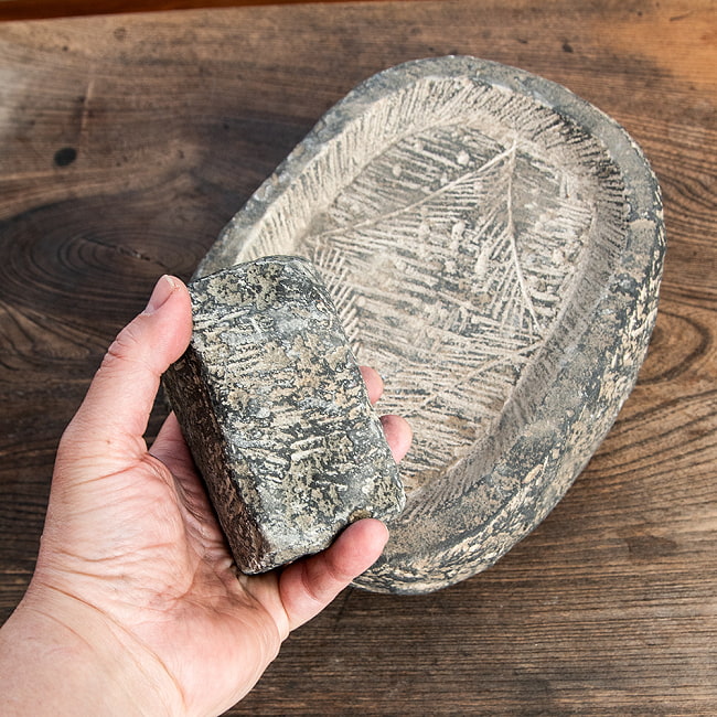 【1点物】石のマサラ潰し プリミティブなネパール製 24.5cmｘ18cm 7.7kg 厚み9cm程度 6 - これくらいのサイズ感になります。