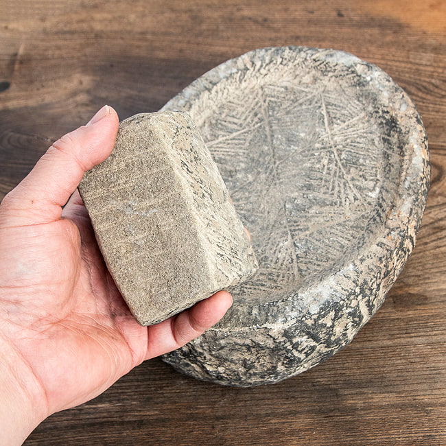 【1点物】石のマサラ潰し プリミティブなネパール製 23.5cmｘ16.5m 6.5kg 厚み8cm程度 4 - このように使います。