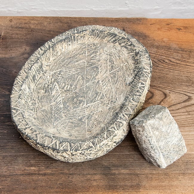 【1点物】石のマサラ潰し プリミティブなネパール製 30.5cmｘ24cm 8.3kg 厚み8cm程度の写真1枚目です。ネパールの伝統的なマサラつぶしです。インド食器,スパイスグラインダー,スパイス,Spice Grinder,ammikkall,sil batta