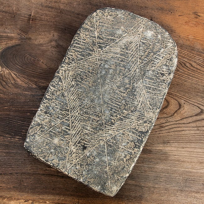 【1点物】石のマサラ潰し プリミティブなネパール製 35cmｘ22cm 9.2kg 厚み5.5cm程度 2 - とてもプリミティブ。