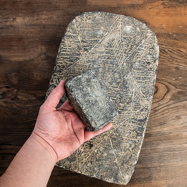 【1点物】石のマサラ潰し プリミティブなネパール製 35cmｘ22cm 9.2kg 厚み5.5cm程度 5 - 石と台の組み合わせで使います。