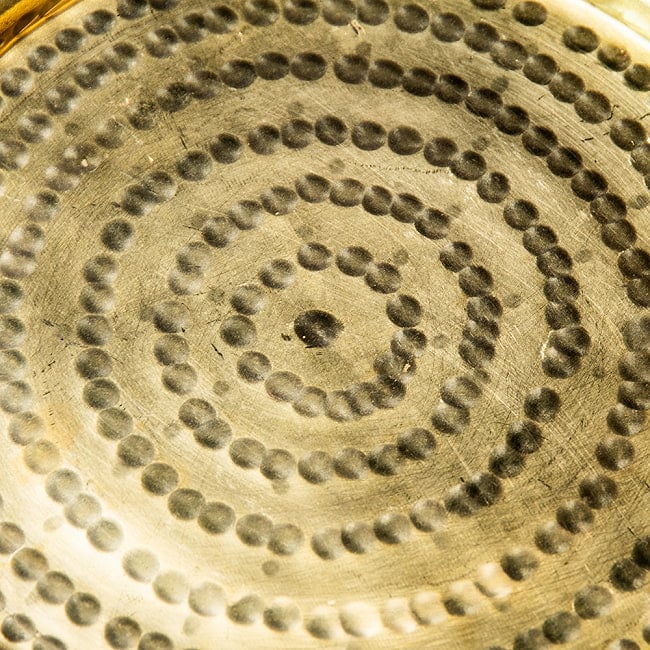 槌目仕上げ ネパール真鍮ターリー 中皿 直径約21.5cm 3 - 中央部分を近くで見てみました。