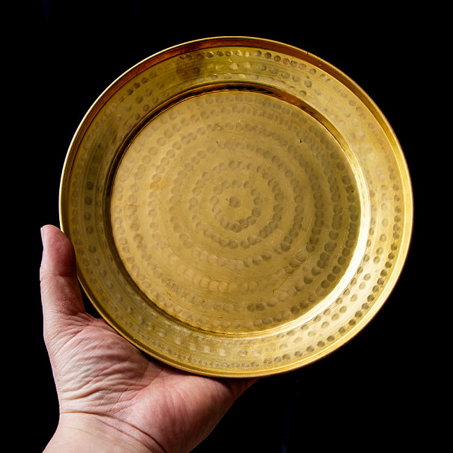 槌目仕上げ ネパール真鍮ターリー 中皿 直径約21.5cm 7 - これくらいのサイズ感になります。