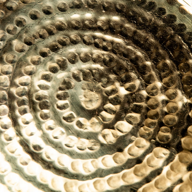 槌目仕上げ ネパール真鍮ターリー 中皿 直径約23.5cm 3 - 中央部分を近くで見てみました。