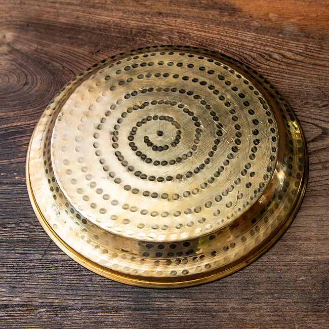 槌目仕上げ ネパール真鍮ターリー 大皿 直径約26cm 6 - 裏面です。