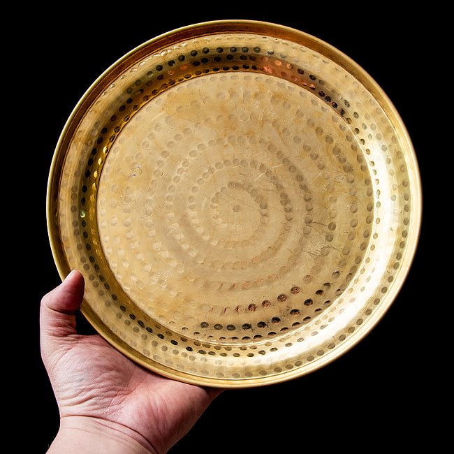 槌目仕上げ ネパール真鍮ターリー 大皿 直径約26cm 7 - これくらいのサイズ感になります。