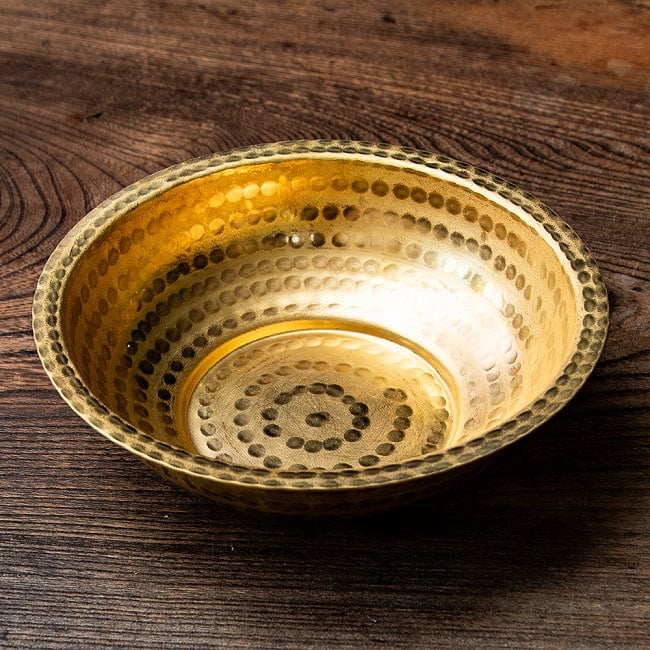 槌目仕上げ ネパール真鍮ボウル  直径約15.5cmの写真1枚目です。槌目仕上げの、ネパールの真鍮皿です。ダルバート,ターリープレート,丸皿,カレー 皿,カレー 大皿,ターリー,タール