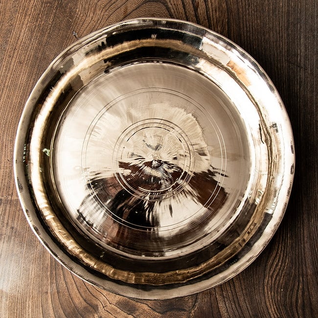 【最高級品】ネパールの真鍮ターリー（大皿） 外径27cm程度 2 - 真上からの様子です。