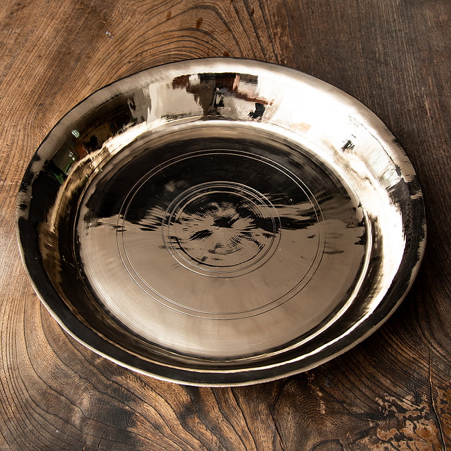 【最高級品】ネパールの真鍮ターリー（大皿） 外径27cm程度 3 - 角度を変えてみました。