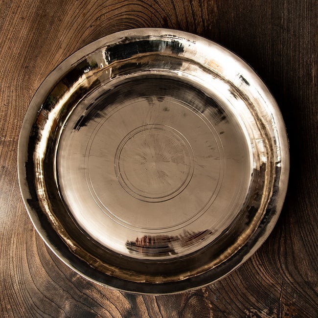 【最高級品】ネパールの真鍮ターリー（大皿） 外径27cm程度の写真1枚目です。重厚な趣のある、ネパールのブラスターリーです。ダルバート,ターリープレート,丸皿,カレー 皿,カレー 大皿,ターリー,タール