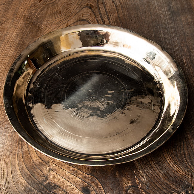 【最高級品】ネパールの真鍮ターリー（大皿） 外径28cm程度 3 - 角度を変えてみました。