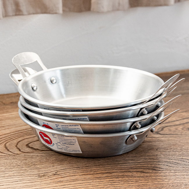 【送料無料・12個セット】キャンプにも便利なタイの 取っ手付きアルミ小皿/小鍋 4 - 重ねられるのも場所を取らず嬉しいですね。