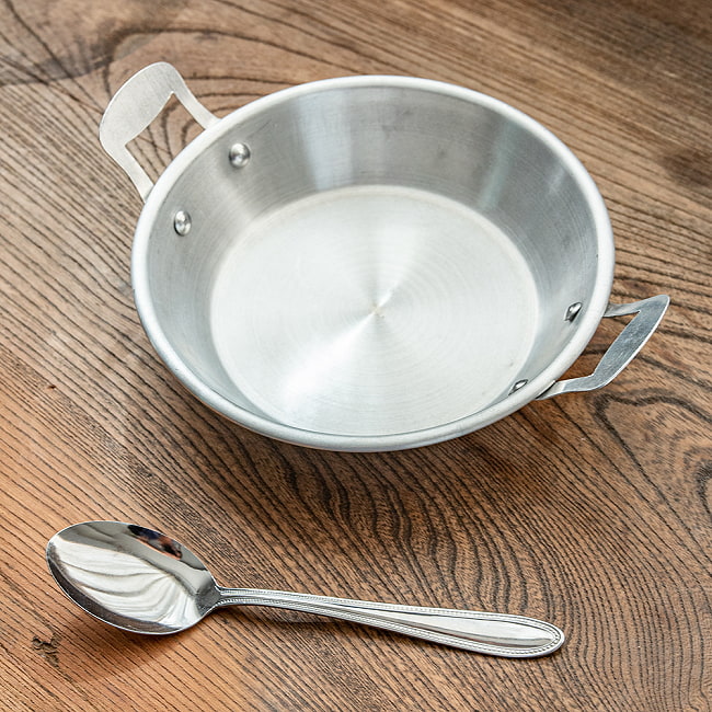 【送料無料・12個セット】キャンプにも便利なタイの 取っ手付きアルミ小皿/小鍋 5 - 一般的なカレースプーンとともに見てみました。