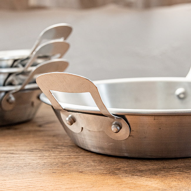 【送料無料・12個セット】キャンプにも便利なタイの 取っ手付きアルミ小皿/小鍋 6 - 取っ手部分の様子を見てみました。