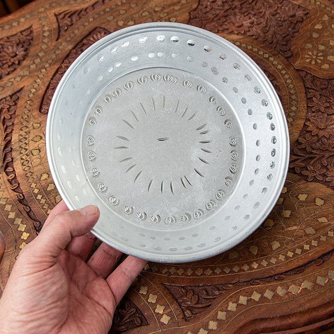 【7個セット】インドの透かし彫り軽量アルミ ミニターリー - 外径：約20cm 6 - 手に取るとこれくらいのサイズ感です。