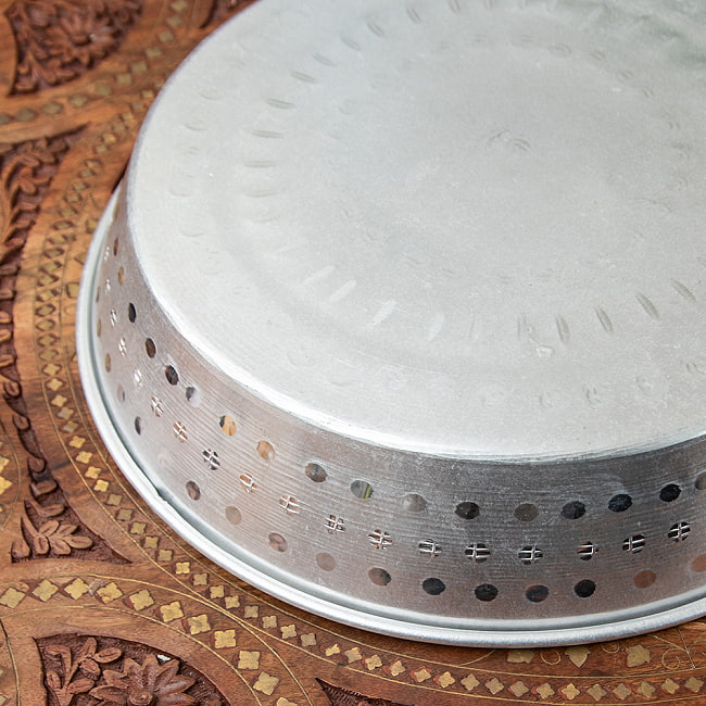 【送料無料・3個セット】インドの透かし彫り軽量アルミ水盆 - 外径：約31.5cm 6 - 裏面の様子です。