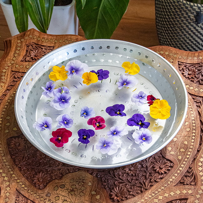 【送料無料・3個セット】インドの透かし彫り軽量アルミ水盆 - 外径：約31.5cm 7 - 水盆としての使用例です