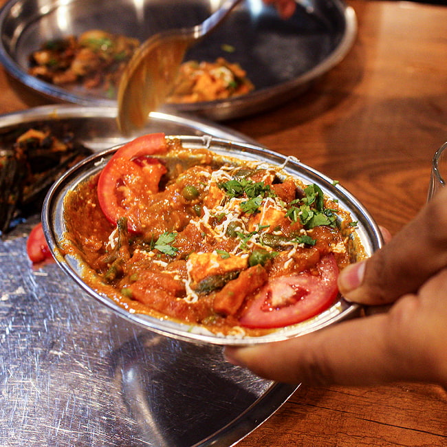 【送料無料・7個セット】インドのステンレス製　オーバルプレート[約23.5cm×約13cm] 7 - 本格的なインド料理をご家庭で！