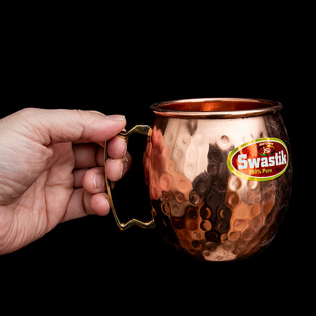 【送料無料・2個セット】インドの鎚目付き銅装飾マグカップ 450cc 7 - 手に取るとこれくらいの大きさです。