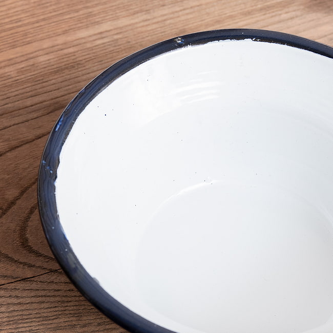 【送料無料・7個セット】印度琺瑯 アンティーク調のホーロー 多目的ボウル - 外径16cm程度 6 - ふちの部分をみてみました。インド製のため、塗りの甘さやカケがあったりして、味わい深くなっております。