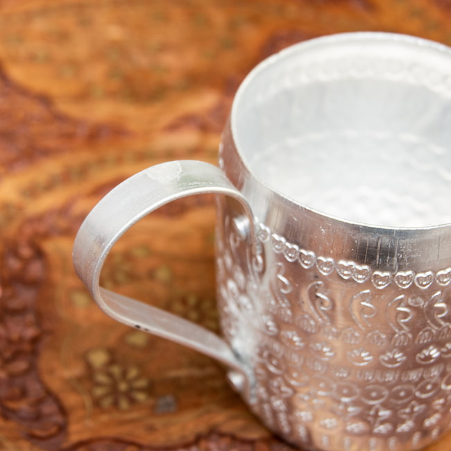 【送料無料・4個セット】手打ち仕上げ インドのエンボス アルミジョッキ 【570cc】 7 - 持ちて部分です。