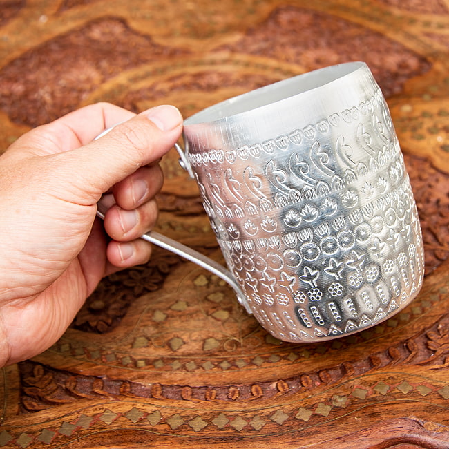 【送料無料・4個セット】手打ち仕上げ インドのエンボス アルミジョッキ 【570cc】 8 - 約570mlほど入る大容量タイプです。