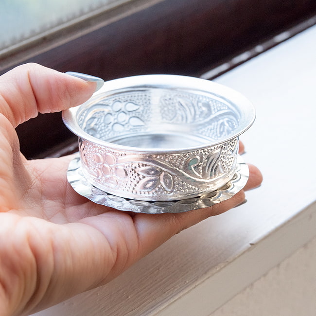 【送料無料・6セット】【3個セット】インド伝統唐草エンボスのアルミソーサーとコースターセット【直径:6.5cm-8cm】 10 - 手に取るとこれくらいの大きさです。