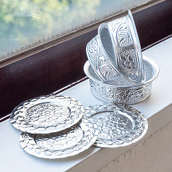 【送料無料・6セット】【3個セット】インド伝統唐草エンボスのアルミソーサーとコースターセット【直径：6.5cm-8cm】 - サブ2