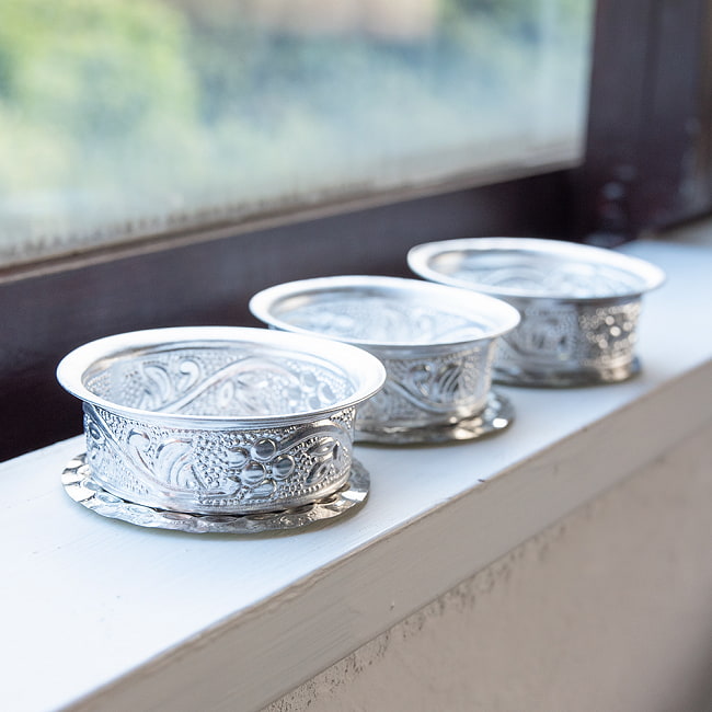 【送料無料・6セット】【3個セット】インド伝統唐草エンボスのアルミソーサーとコースターセット【直径:6.5cm-8cm】 3 - 並べてみました。