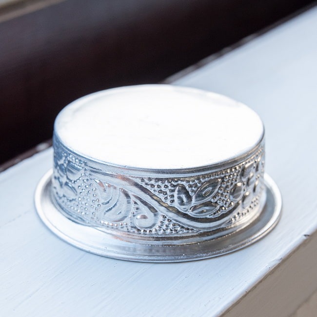 【送料無料・6セット】【3個セット】インド伝統唐草エンボスのアルミソーサーとコースターセット【直径:6.5cm-8cm】 6 - 底面の様子です。